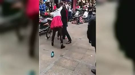 原配和小三当街打成一团，女人打架真厉害_腾讯视频