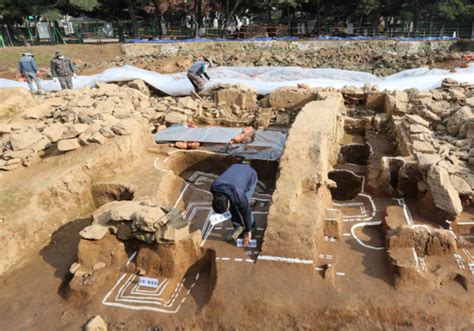 韩国千年王陵出土中国鸡头壶 专家称赞：保存完整 是珍贵史料