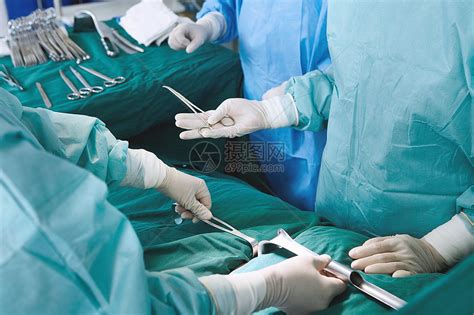 在产科手术室里外科医生拿着剪刀的手高清图片下载-正版图片501883782-摄图网