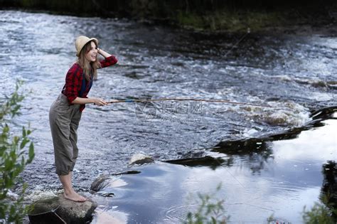 美丽的年轻女孩在河边的大自然高清图片下载-正版图片506051931-摄图网