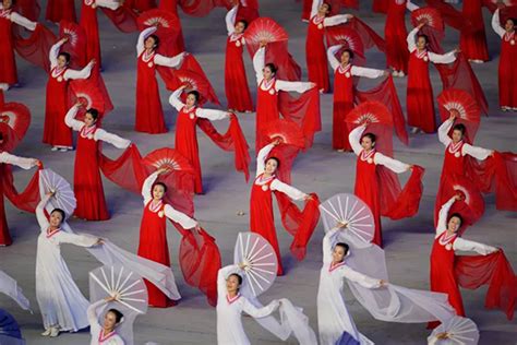 朝鲜上演大型团体操 1.7万学生组人肉背景板