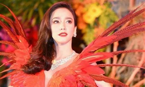 泰国性感女神Aump这身行头价值竟高达7亿！果然是霸气侧漏的“凤凰女王” - 51泰国置业网