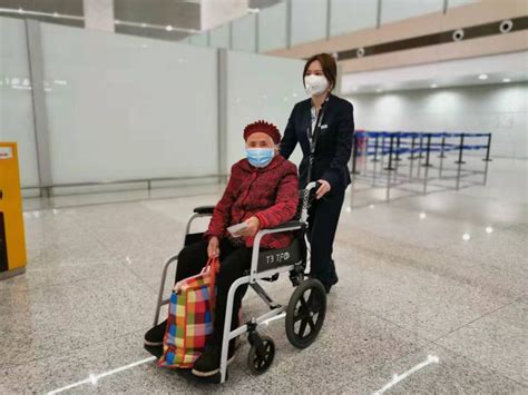 重庆机场推出“四心”举措 让老年旅客乘机出行更便捷|旅客|重庆机场|出行_新浪新闻