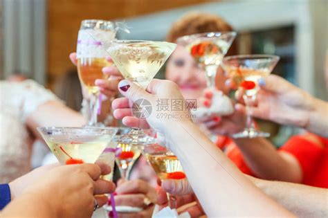 干杯一群人在餐厅喝酒和敬酒手里拿着一杯香槟和酿酒吐司圣诞新年婚礼假期聚会时间庆祝高清图片下载-正版图片506216171-摄图网