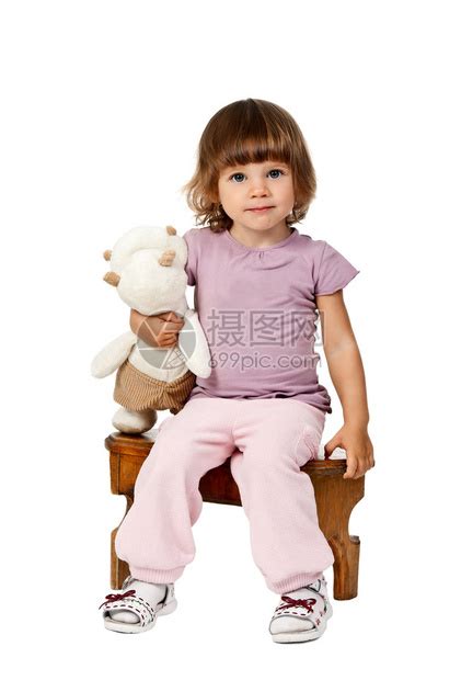 小女孩坐在木凳子上拿着最高清图片下载-正版图片504683892-摄图网