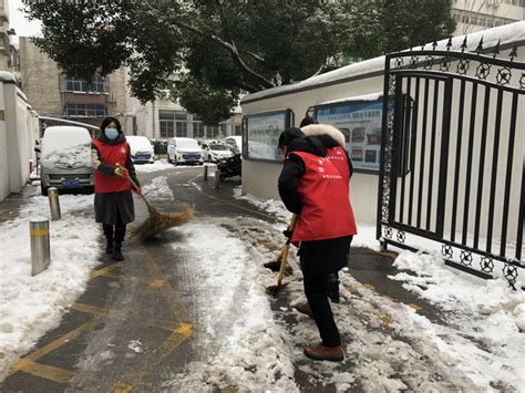 多图直击！北京环卫职工凌晨为市民扫冰除雪_北京日报网