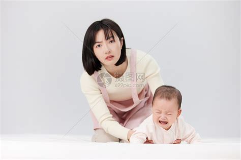哭泣的婴儿与烦恼的月嫂高清图片下载-正版图片501725323-摄图网
