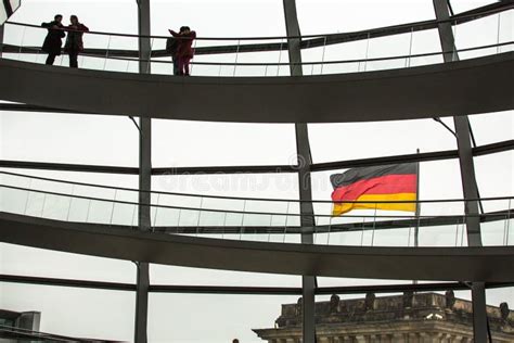 Leute Besuchen Die Moderne Haube Auf Dem Dach Des Reichstag ...