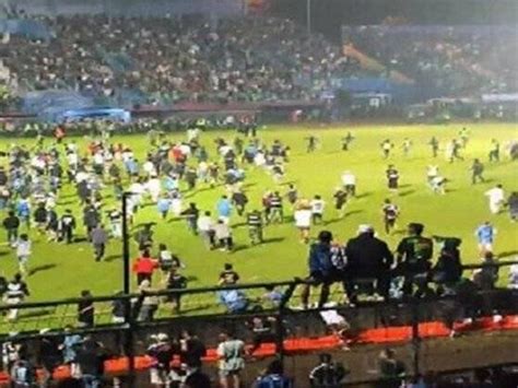 足坛又发惨案！印尼一足球赛发生骚乱事件，造成至少127人死亡|足球赛|路透社_新浪新闻