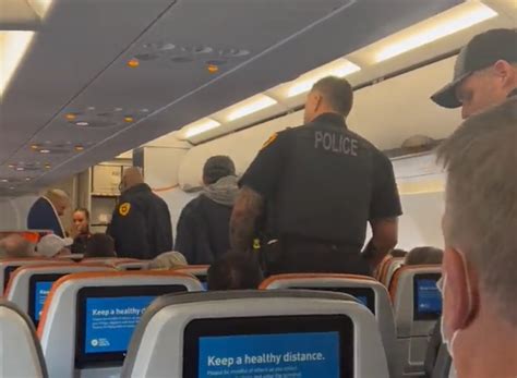 美国一航班上男乘客拿剃须刀片威胁一名女乘客 - 航空要闻 - 航空圈——航空信息、大数据平台