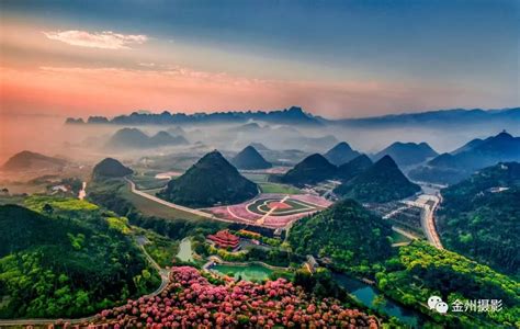 吉隆堡位于贵州省兴义市“一城三景”的万峰湖国家4A级名胜区内