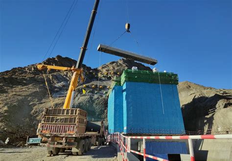 中国水利水电第五工程局有限公司 基层动态 哈密项目泄洪排沙洞进水塔交通桥完成吊装