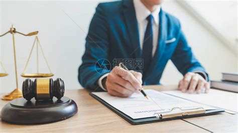 公证咨询或与办公室的女企业主谈判法律案件高清图片下载-正版图片503763959-摄图网