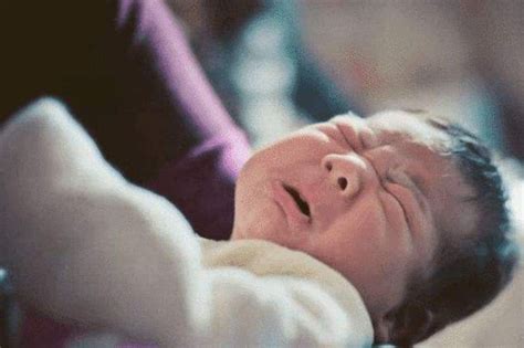 一个月婴儿晚上哭闹的原因（为啥宝宝睡觉时会突然大哭）-幼儿百科-魔术铺