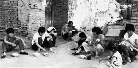 老照片记录解放后中国人的餐桌，有的已成为历史！