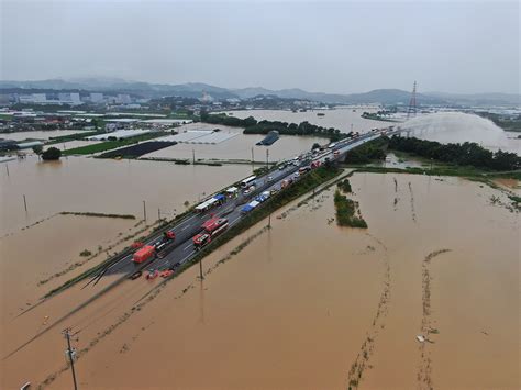 早安·世界｜韩国暴雨已致24人死亡10人失踪，逾千人撤离_凤凰网