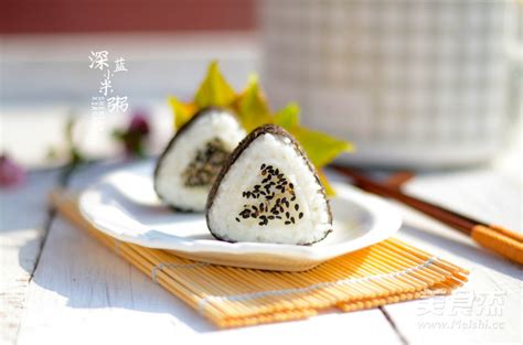 卡哇伊风格的饭团和寿司的矢量插图。一种日式快餐，里面塞满了三角形海苔插画图片素材_ID:432898110-Veer图库