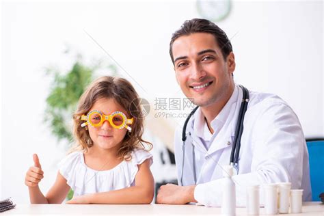 有小女孩的年轻医生儿科医生高清图片下载-正版图片503821102-摄图网