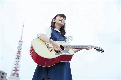 路边街头卖唱的女人高清图片下载-正版图片502117367-摄图网