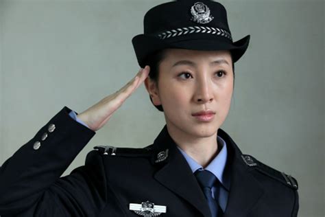 公民穿着没有警徽和编号的警服是否违法-百度经验