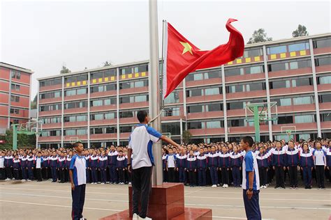 郑州：升国旗唱国歌 庆祝新中国67岁生日_手机凤凰网