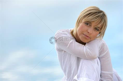 金发女人坐着摸肩膀高清图片下载-正版图片321256871-摄图网