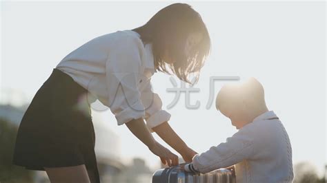 父母背影感人图片