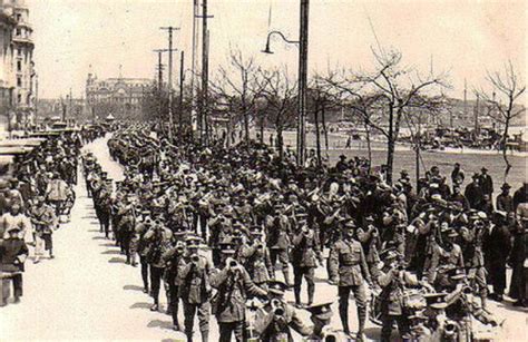 北伐时期的老照片：西方列强担心被赶出中国，纷纷大搞阅兵仪式