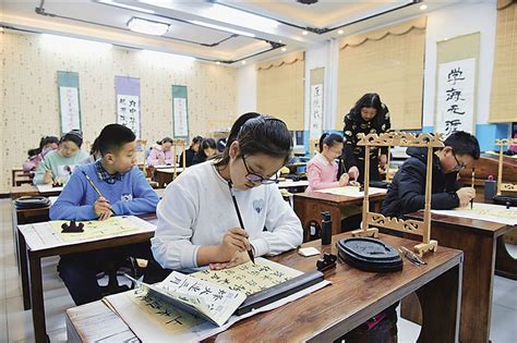 塔河县第一小学书法班的学生正在老师的带领下练习书法