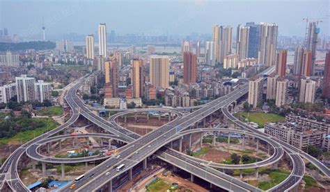 城市里的高架桥，会成为我们生活中的隐患吗？_读书周报 _ 文汇网