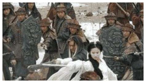 《射雕英雄传》醉仙楼比武，郭靖和杨康，当时谁的武功更高？