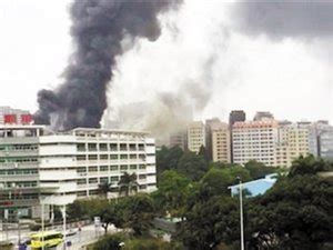 深圳一电子厂切割作业失火 致两名工人被困