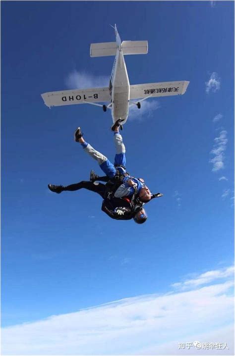 珠海也可以高空跳伞了！首个高空跳伞项目在莲洲机场成功开启 - 新闻中心 - 公司新闻 - 珠海航空城发展集团有限公司