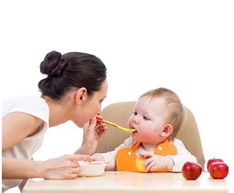 孩子多大可以自己吃饭 宝宝想学吃饭的3个信号 _八宝网