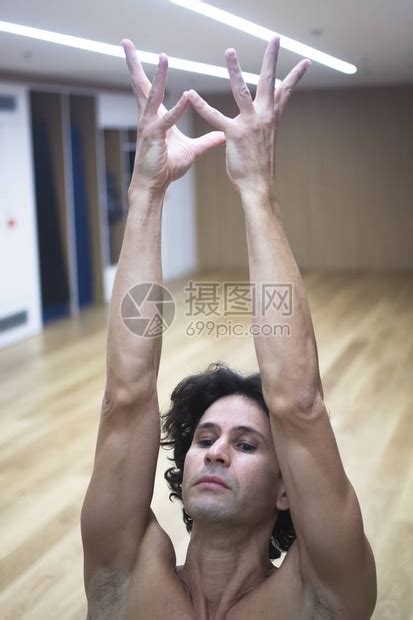在健身工作室练瑜伽的男瑜伽老师做高超高清图片下载-正版图片507431005-摄图网