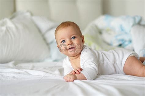 四个月大的蓝眼睛婴儿高清图片下载-正版图片300378938-摄图网