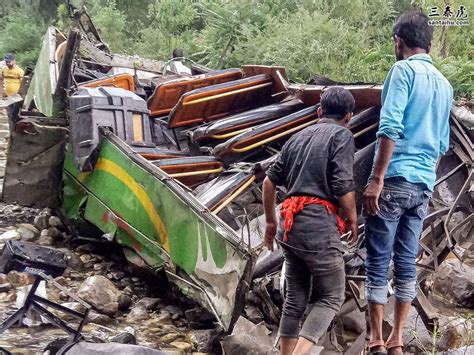 印度一巴士冲入峡谷，造成44人死亡29人受伤 - 三泰虎
