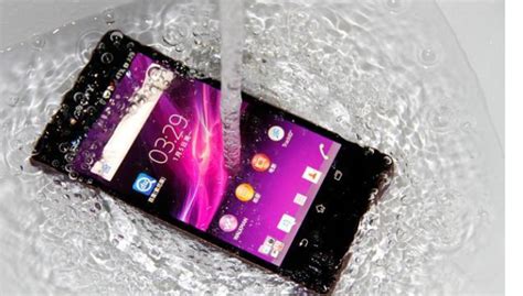 【智能手机掉水里怎么处理】【图】智能手机掉水里怎么处理 这样做才靠谱_伊秀数码|yxlady.com