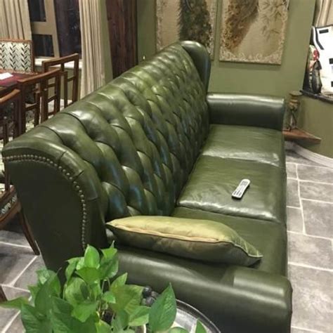灰色的布艺沙发，搭配墨绿色的沙发背景墙，一进门给人强大的视觉冲击力，体现了现代设计感。-家居美图_装一网装修效果图