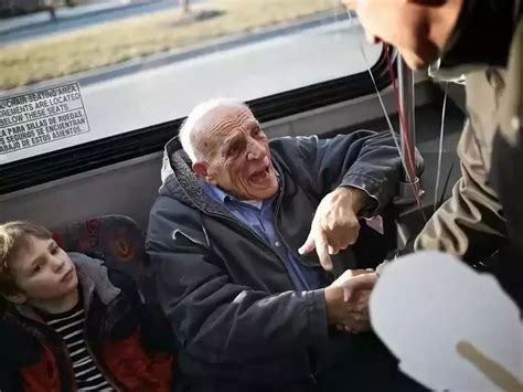 【最后一天上班，86岁老人在公交车上被弄哭了···你们真的太“坏”了(18)|Angelo就觉得车里的气氛有点诡】_傻大方