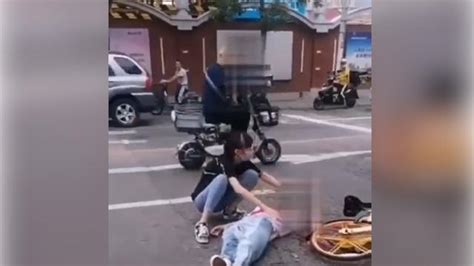 江西宜春一男子当街用柴刀砍死1人，警方通报_凤凰网