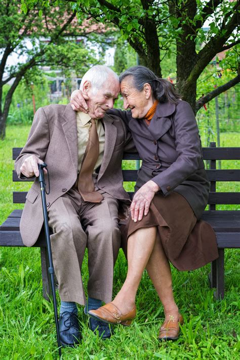 可爱的80余岁已婚夫妇合影画像在他们的房子永远爱概念高清图片下载-正版图片502456097-摄图网