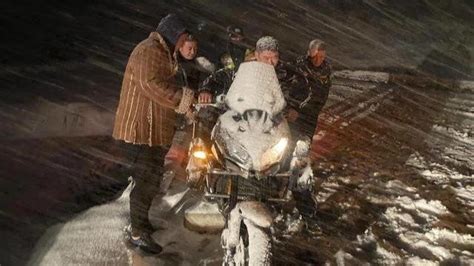 游客骑行途中突遇大雪被困，甘孜民警冒雪救援_凤凰网