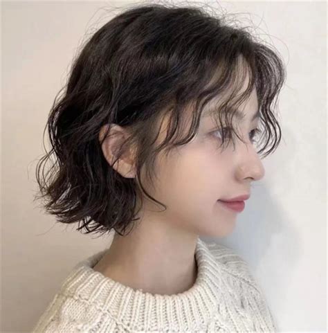 温柔慵懒短发女生头像