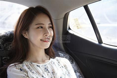 坐在出租车后座微笑的年轻女性高清图片下载-正版图片502094598-摄图网