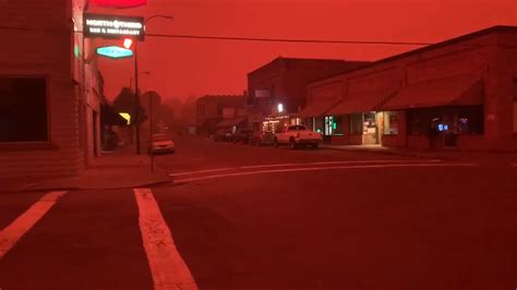火焰烧毁20万英亩土地 美国小镇天空变成血红色