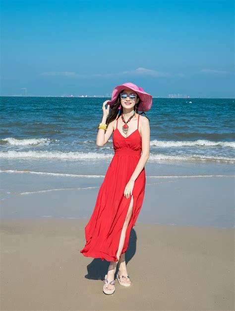 红色露背沙滩裙三亚海边度假拍照超仙吊带连衣裙长裙沙漠红裙女夏 - 三坑日记