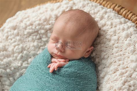 一个熟睡的三周大的新生男婴高清图片下载-正版图片503458380-摄图网