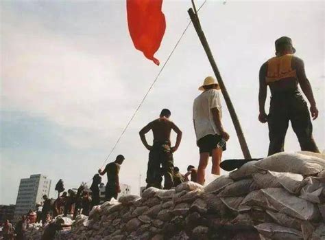 抗洪救灾1998年大洪水.中国解放军用生命来保卫人民群众