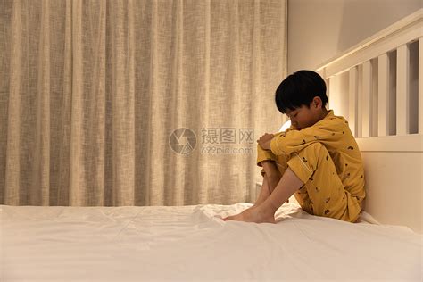 一个人孤独害怕的小男孩高清图片下载-正版图片501724297-摄图网